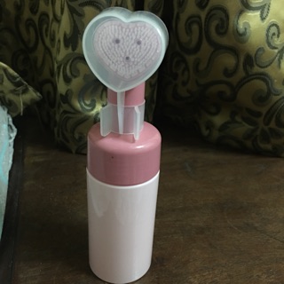 Pink Pink Foaming pump wash bottle with heart shaped face brush/ scrub 100 ml (1)