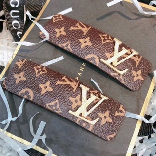 Mom & Baby❡☫LOUIS VUITTON Four-Leaf Clover Leather Surface Simple Bangs Clip Donkey Fashion Side Cli