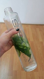 VOSS Artesian sparkling water for DIY Fruit Infusion (4)