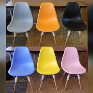 Eames Plastic Chair (with minor scratches & damage)