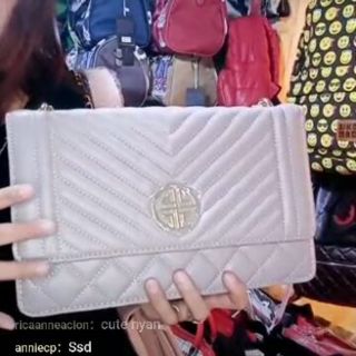Live selling fashion bags