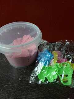 COLORFUL FUN PLAY KINETIC SAND WITH MOLD IN CONTAINER (4)
