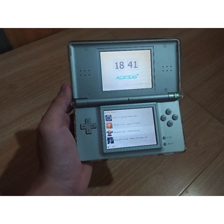 NINTENDO DS LITE. W/ R4 CARD FULL OF GAMES. READY TO PLAY. NO PROBLEMS hzk8