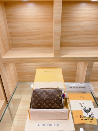 New LV X NBA Cloakroom Dopp Kit Monogram Handbag Women Louis Vuitton Classic Print Chain Bag (2)