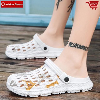 Fashion hole shoes Beach shoes men s casual hole shoes Men s fashion Korean garden shoes non-slip thick-soled beach sandals