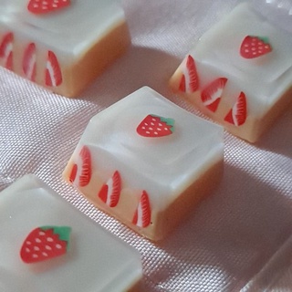 RESINBREN - Artisan strawberry shortcake keycaps (1)