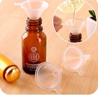【Ready Stock】 Mini Plastic Liquid Funnel Portable Essential Oil Perfume Filling Funnel Make Up Tools