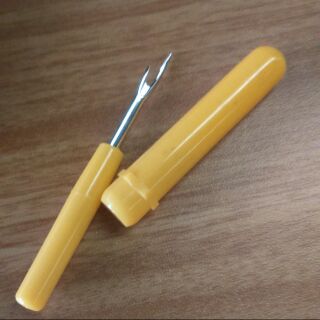 STAINLESS STEEL THREAD RIPPER WITH PLASTIC COVER