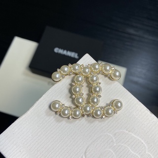 The new pearl brooch is elegant and elegant