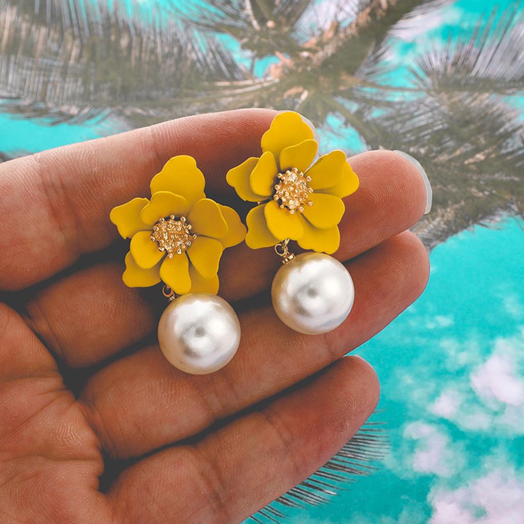 Women Stylish Simple Flowers Temperament Wild Three-dimensional Pearl Earrings Jewelry