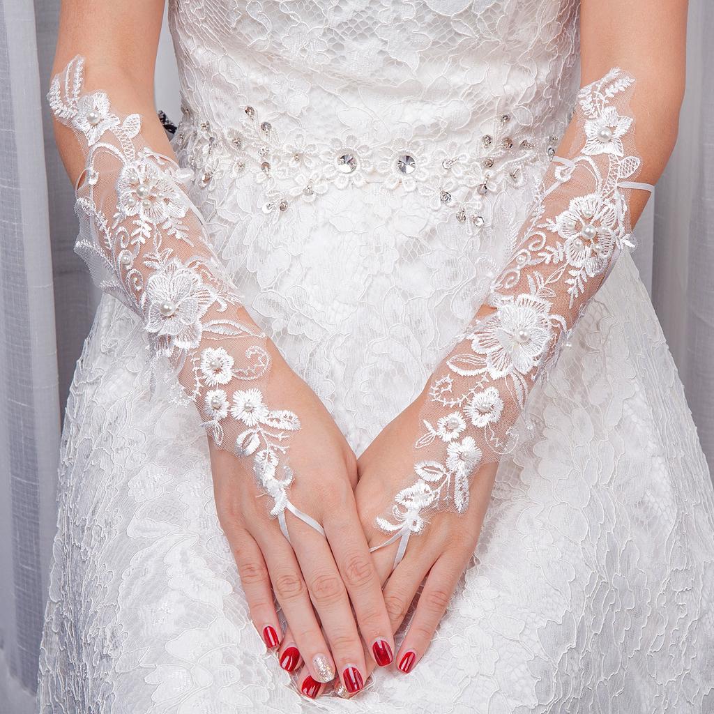 Long lace gloves for bride's marriage
