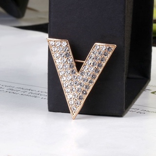 Japanese and Korean new personality fashion V-shaped silk scarf buckle popular simple pin geometric triangle anti-glare brooch female accessories