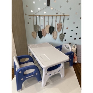 Children’s toddler study table with 2 chairs