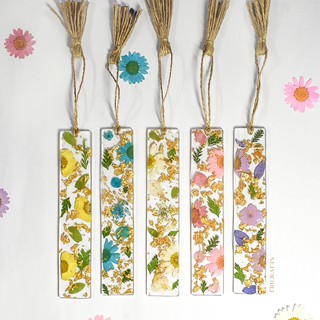 Handmade bookmark made with resin and real dried flowers | ericrafts