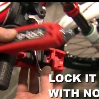 Iwas nakaw!!!MotorcycleHandlebar Brake Throttle Grip Lock (4)